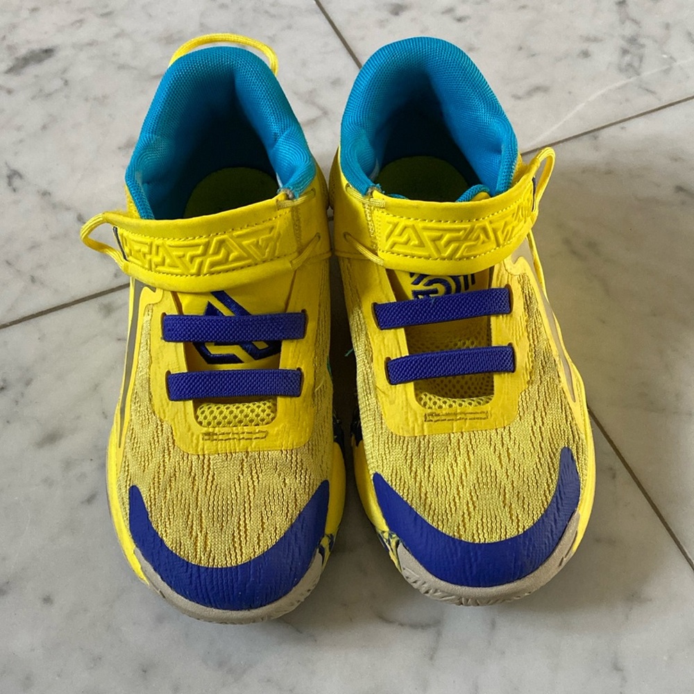 Nike boys Giannis basketball sneakers size 1.5Y